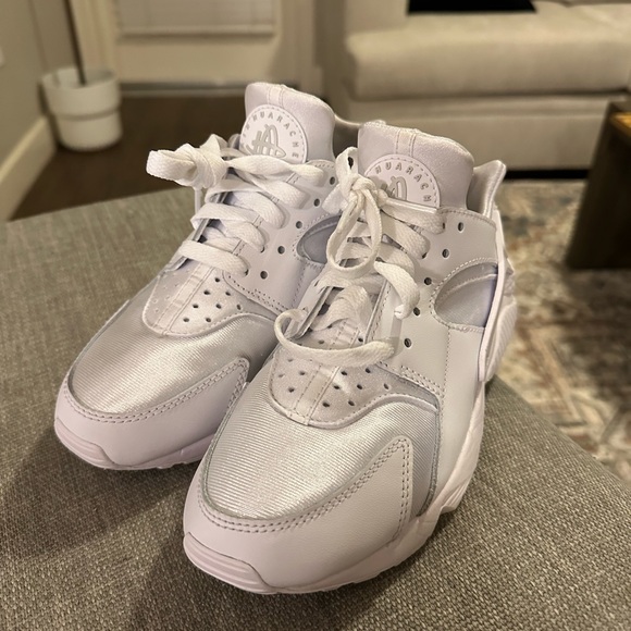 Nike Air Women’s Huarache in White/Platinum - Picture 6 of 6